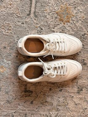 Vionic Elise White Leather Lace-Up Walking Sneakers